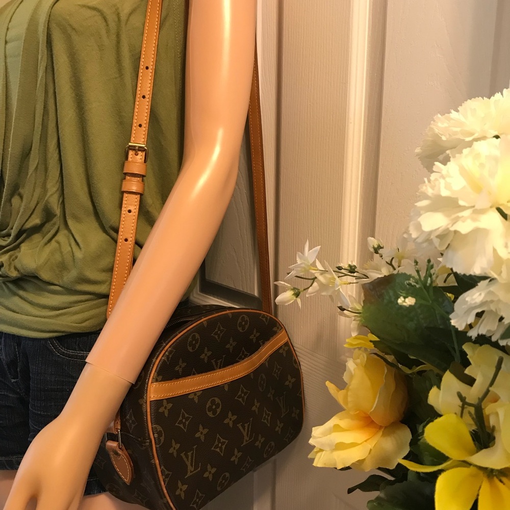 Authentic Louis Vuitton. Blois crossbody bag